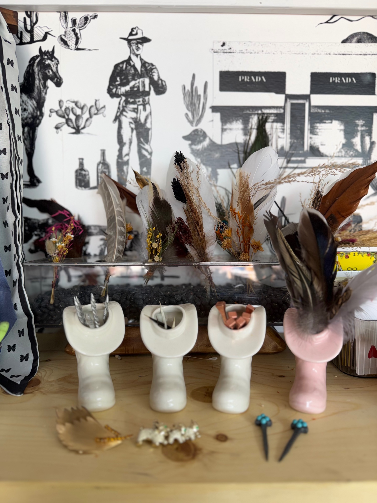 Feather bundles in ceramic hat-shaped vases
